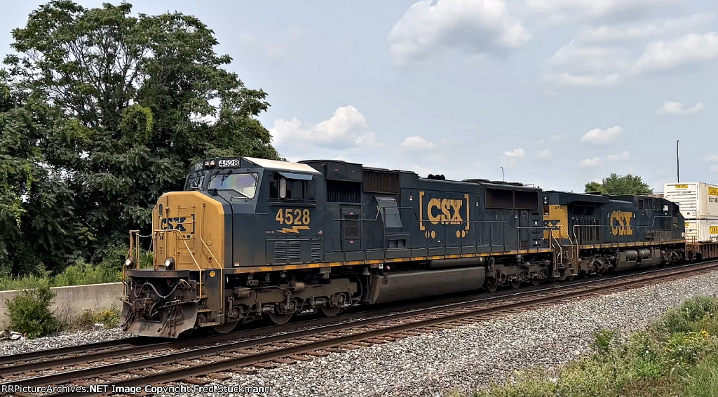 CSX 4528 leads I137.